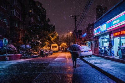 使用雨伞在道路上行走的人